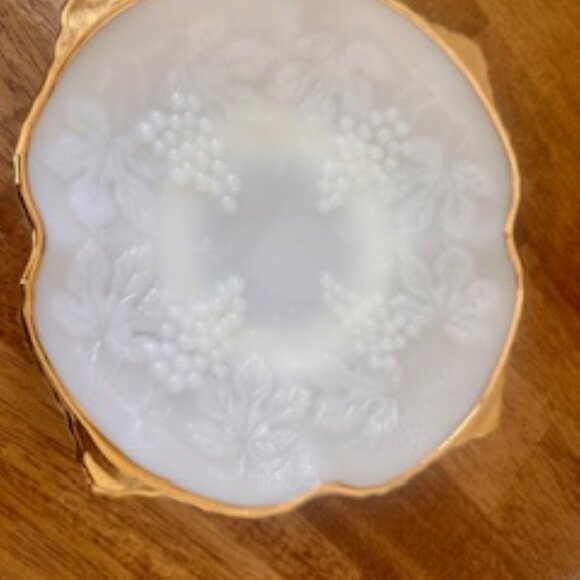 Vintage Anchor Hocking Milk Glass Pedestal Bowl with Raised Grape Cluster and Go - Picture 3 of 5